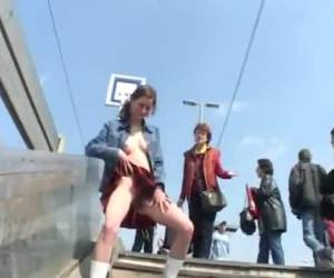 colegiala kinky es orinar en público