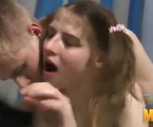 después ella hmmm folla el chico de su coño adolescente crudo