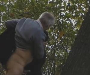 abuelo mamada en el bosque