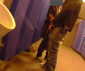 gay es avanzar en baño público bien visitado
