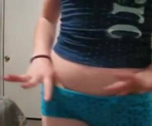 chica se deshace de sus bragas