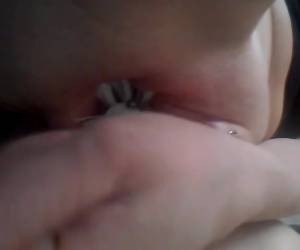 whiteh el cepillo bog masturbarse su coño calvo