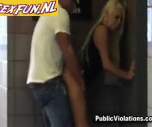 en público, ella le da sexo oral