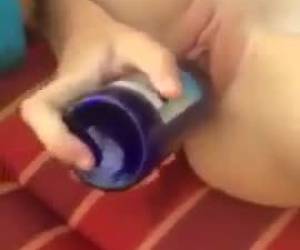 una de las chicas sexy masturbarse whiteh botella