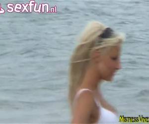 el hombre mayor obtiene una lluvia dorada de la chica rubia