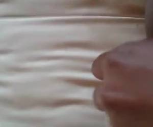 el negro se detiene una botella en el chocho negro y se folla ella misma