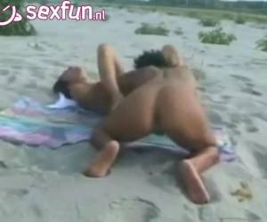 joven pareja de lesbianas en la palabra playa vi.