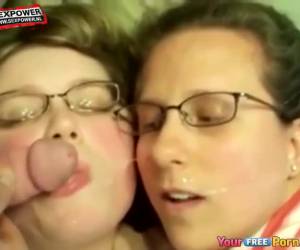 dos vasos con chica conseguir su cara llena de esperma