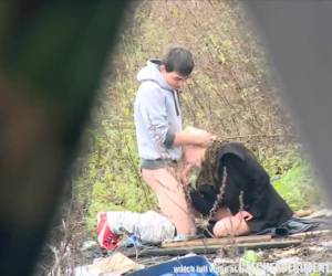 Graba a una pareja follando en el campo