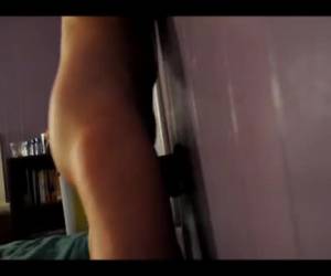chica folla a la pared