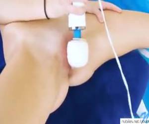 Jovencita caliente gozando con vibrador