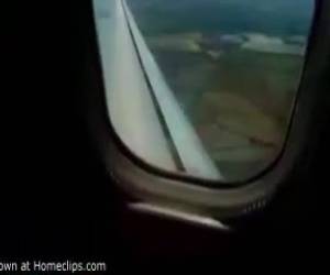 Novia masturbándose en el avión