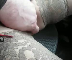 Tocándole entre las piernas