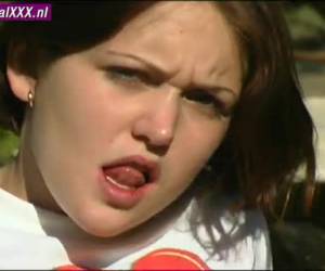 sweetsixteen chica masturbarse al sol