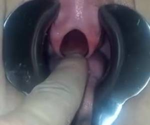 una pinza de pato mantenga su coño abierto mientras es una boquilla dentro de su uretra