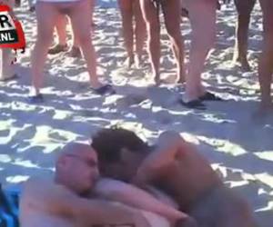 trío de sexo en la playa whiteh un círculo de mirones