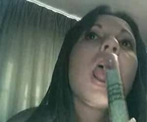 una chica hermosa, ella pelando por la webcam