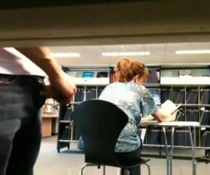 voyeur está avanzando en la biblioteca pública