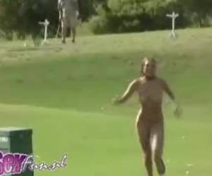 mujer desnuda en el campo de golf