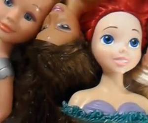 Corrida facial a una colección de muñecas Barbies