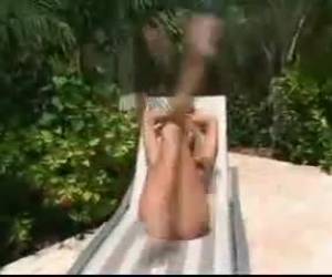 Chica haciendo ejercicio en la tumbona