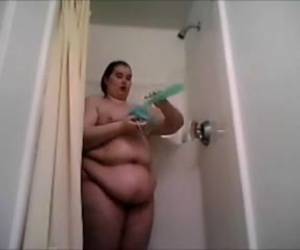 Chica gorda ligando por la webcam en la ducha